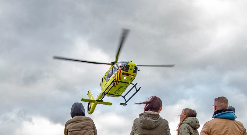 Traumahelikopter ingezet voor zwaargewonde wielrenner in Loosdrecht - alarmeringen.nl - Alarmeringen