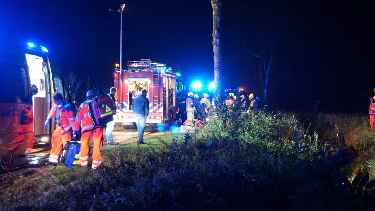 Drie gewonden nadat auto op kop in sloot beland in Dreischor - Alarmeringen.nl