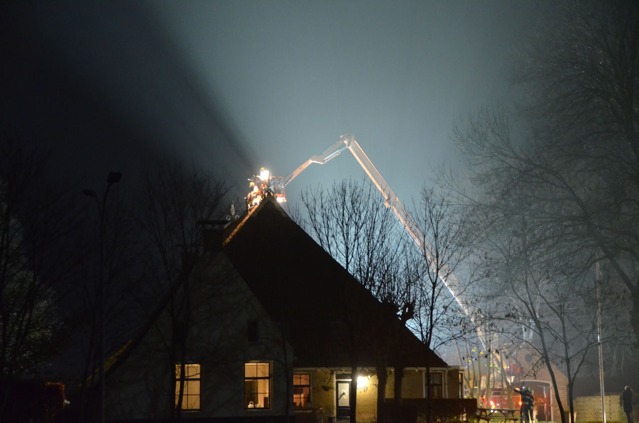 Schoorsteenbrand in woonboerderij aan Oasterein in Wjelsryp - Alarmeringen.nl