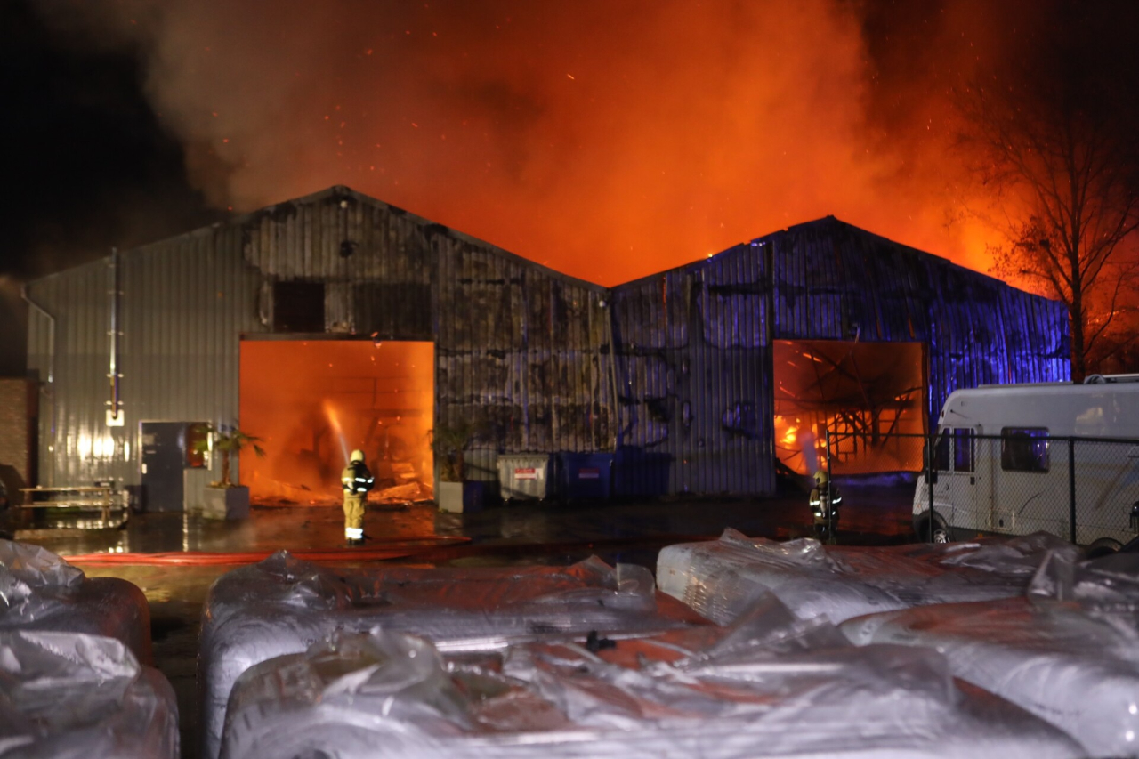 Grote brand verwoest vier autobedrijven op bedrijventerrein in Drunen - Alarmeringen.nl