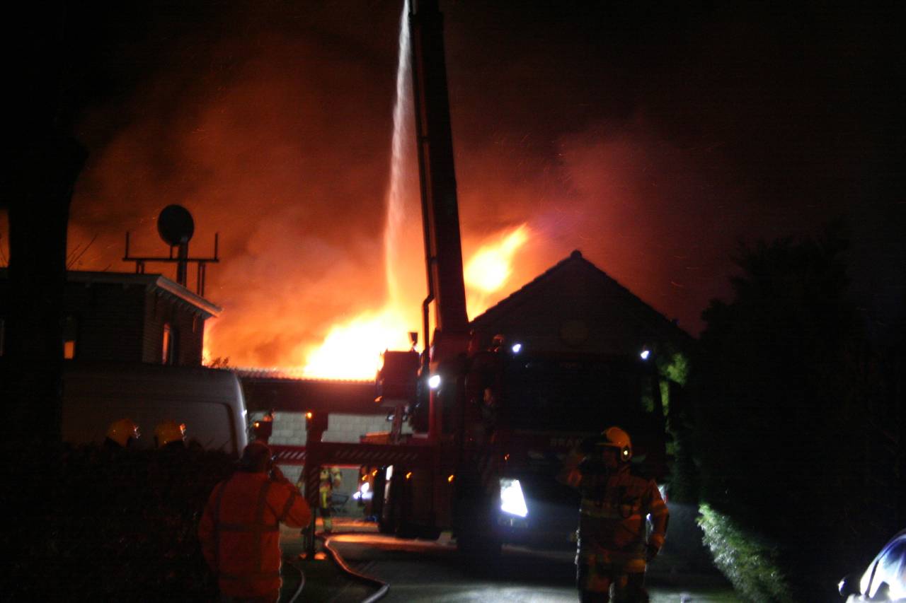 Grote uitslaande brand in loods achter woning in Kerk Avezaath - Alarmeringen.nl