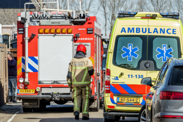Mogelijk asbest vrijgekomen bij grote brand in loods in Easterein - Alarmeringen.nl