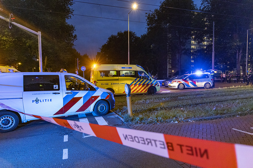 Man ernstig gewond na inslaan raam aan de Langswater in Amsterdam 25 september 2022 1947 Man ernstig gewond na inslaan raam aan de Langswater in Amsterdam 25 september 2022 1947