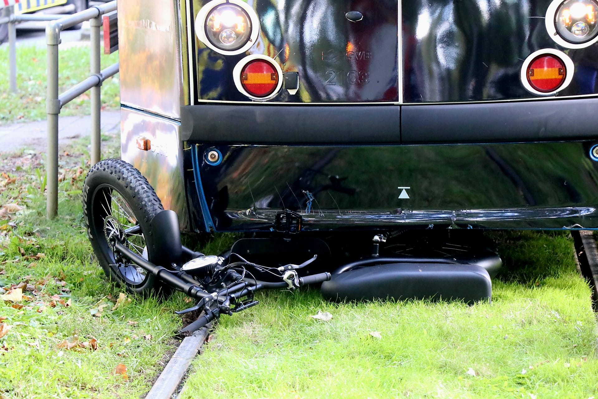 Ebike aangereden door tram twee gewonden