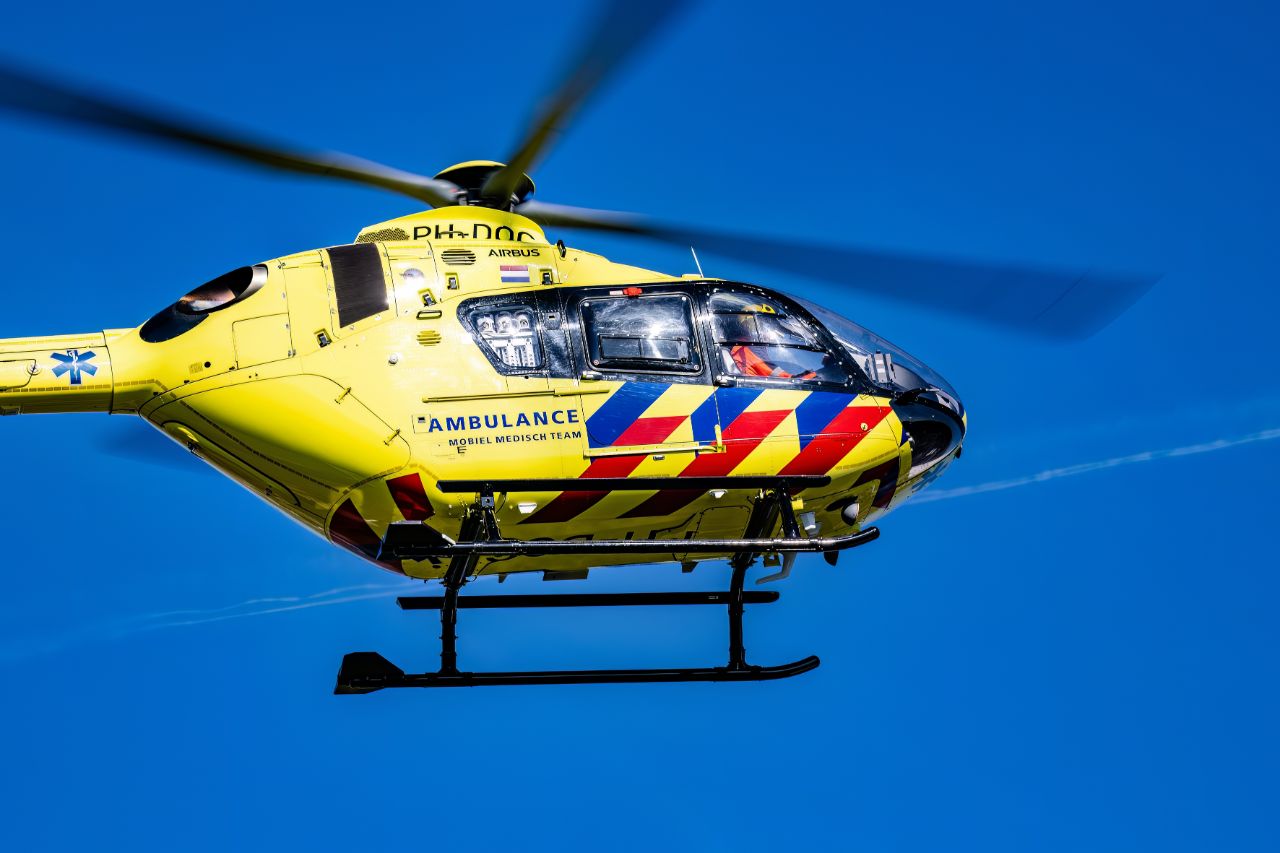 Mogelijk gewonde bij zeer grote brand in Drachten, traumahelikopter